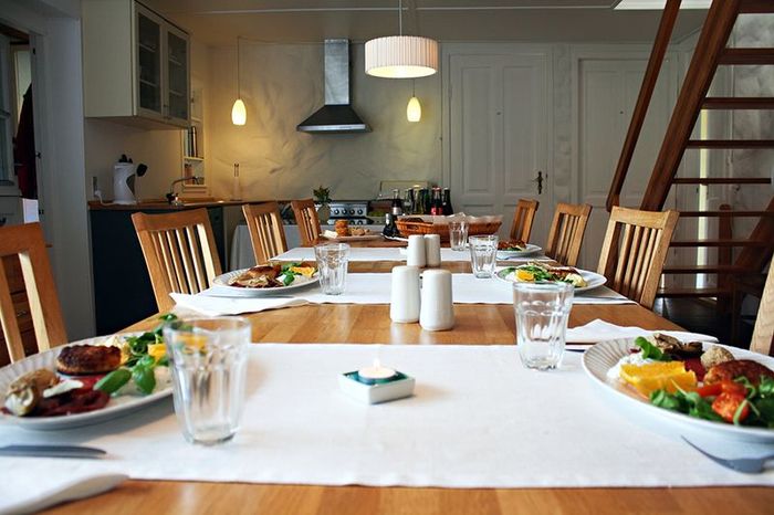 Opdækning i køkkenet.
