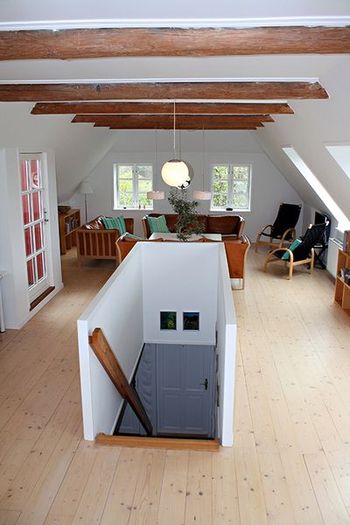 Trappe fra første sal til køkken.