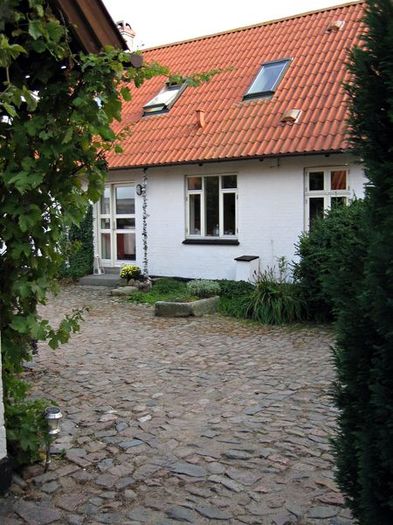 Gårdpladsen set fra gæsteentreen.