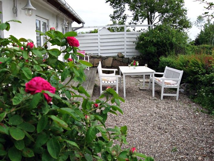 På terrassen uden for værelserne er der mulighed for at slappe af.